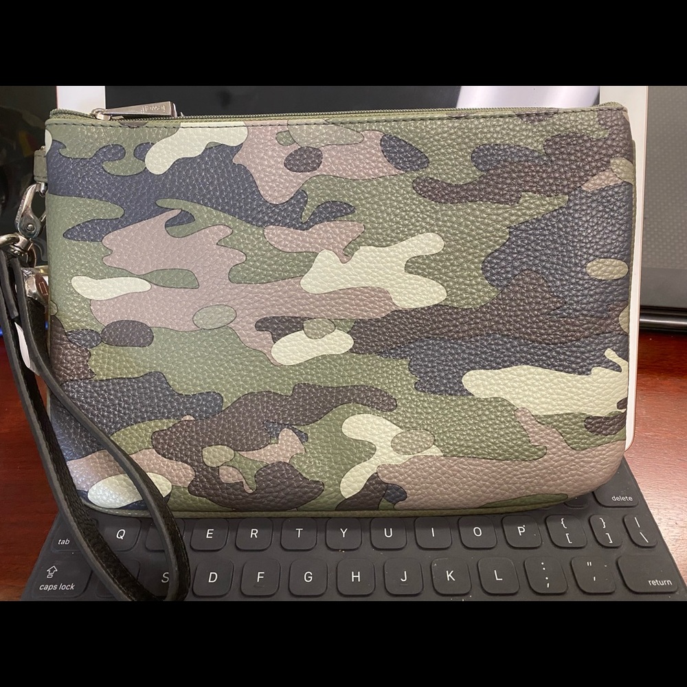 Thirty-One clutch/ New /No tags / camouflage